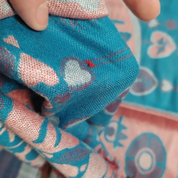 Unique 70" large scarf with tassles - Picture 6 of 8